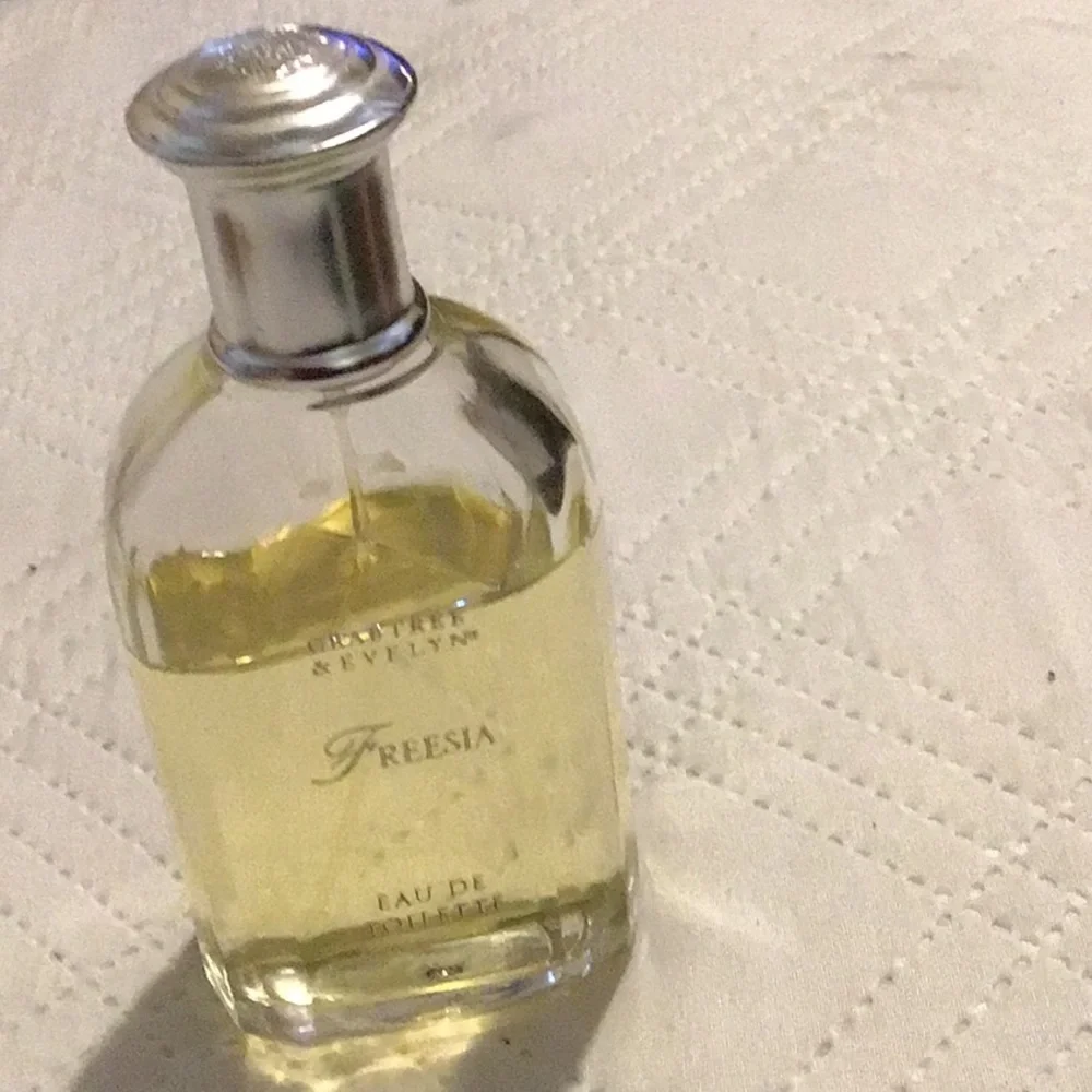 Crabtree & Evelyn Freesia Setting Spray - Silver and Yellow